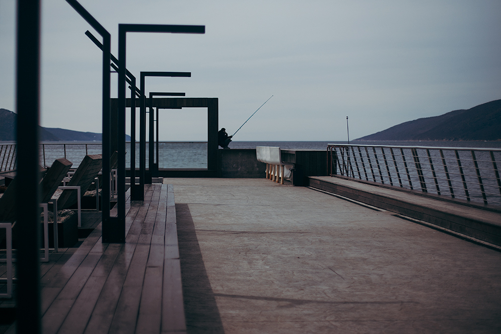 Пирс и рыбак