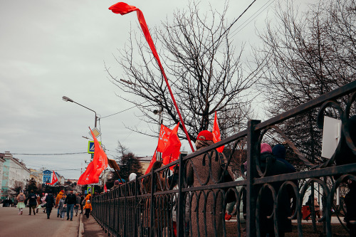 Колонна с флагами