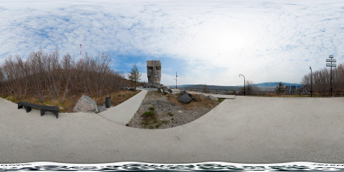 На площадке перед Маской скорби